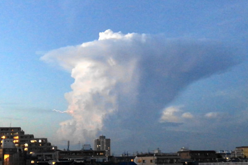 東京に現れたラピュタ雲　明るいとき　稲妻が飛び出る